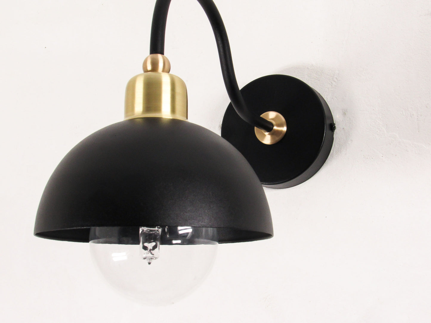 Modern wall-mounted dome light fixture with brass design - BLACK VERSION - DETAIL PHOTO