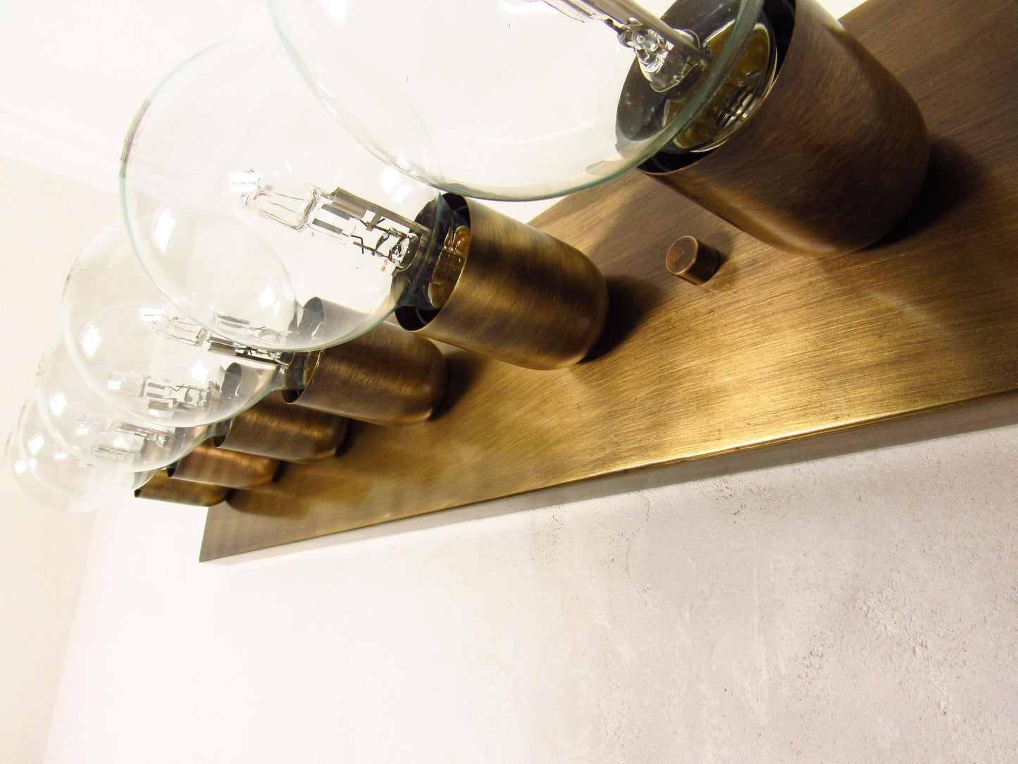 Minimalist Linear Globe Vanity Bar – Flush Ceiling/Wall Sconce