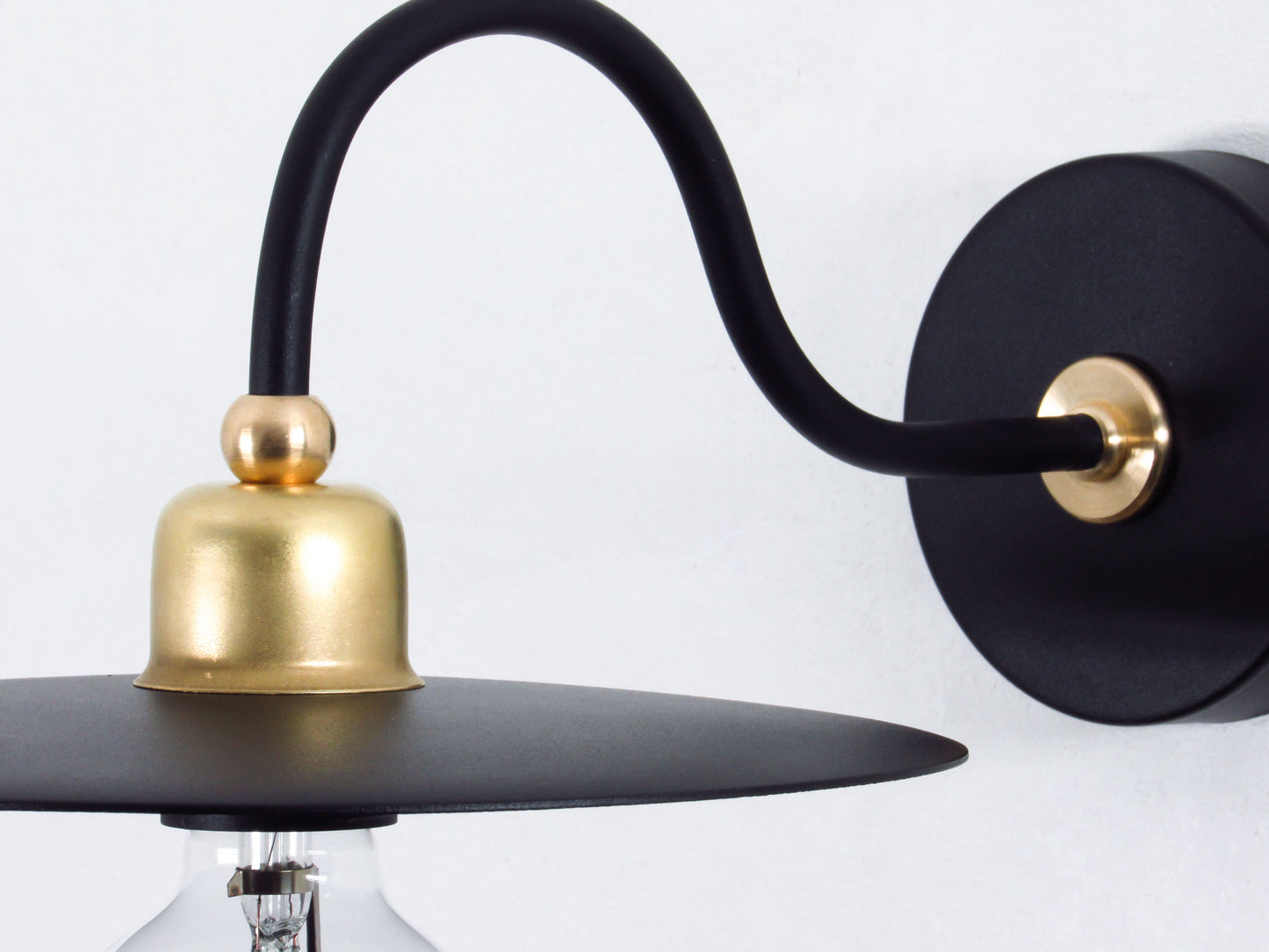 Modern wall-mounted light fixture with brass design - DETAIL