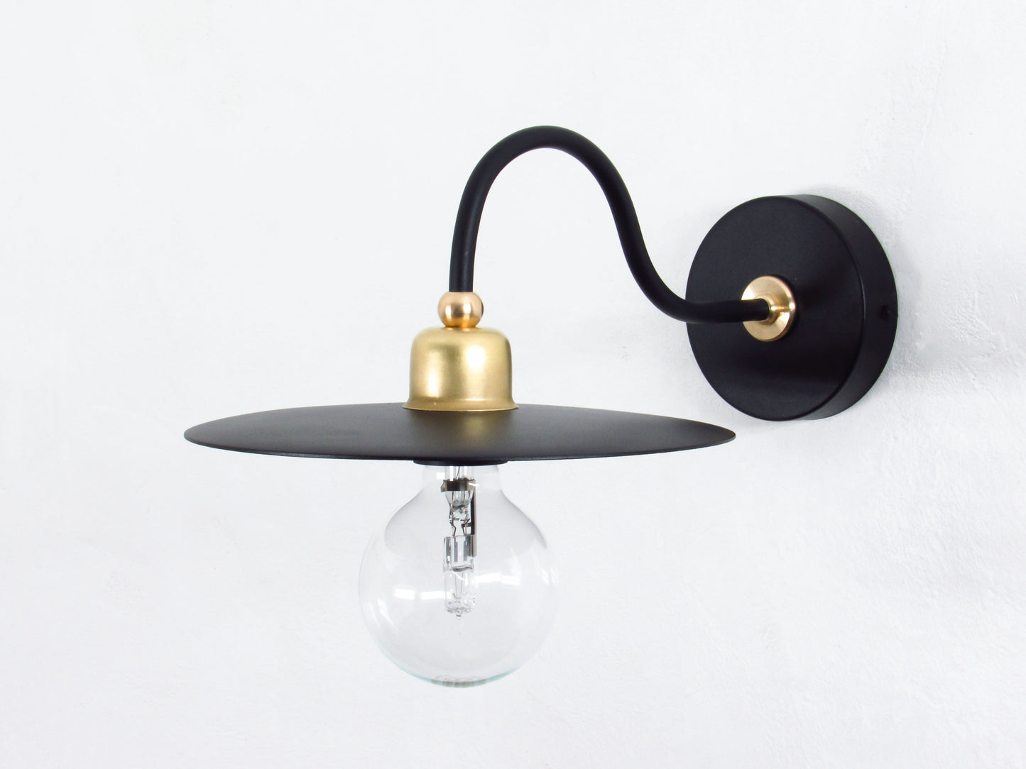 Modern wall-mounted light fixture with brass design - BLACK VERSION