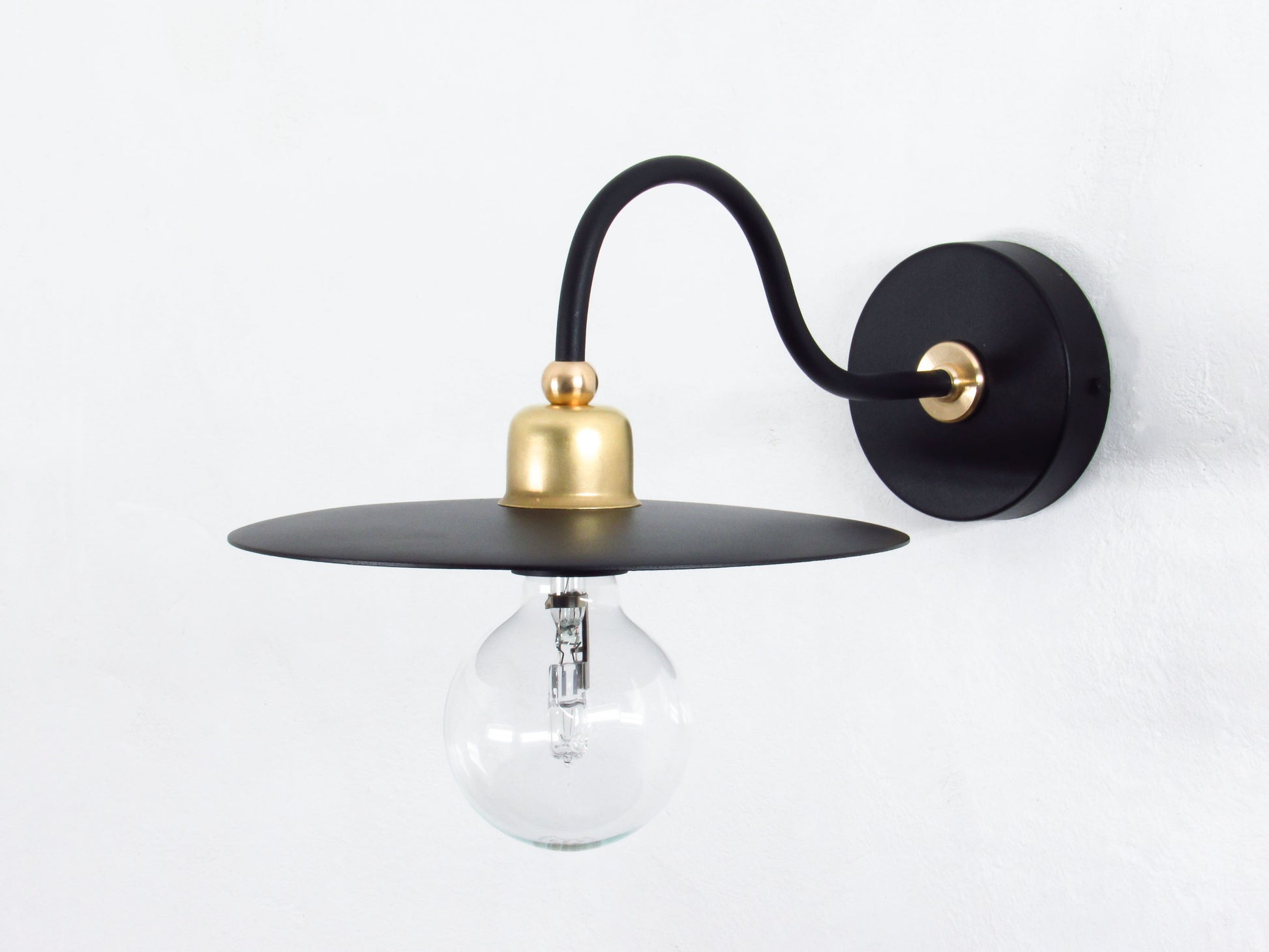 Modern wall-mounted light fixture with brass design - BLACK VERSION