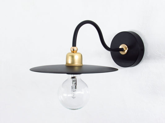Modern wall-mounted light fixture with brass design - BLACK VERSION