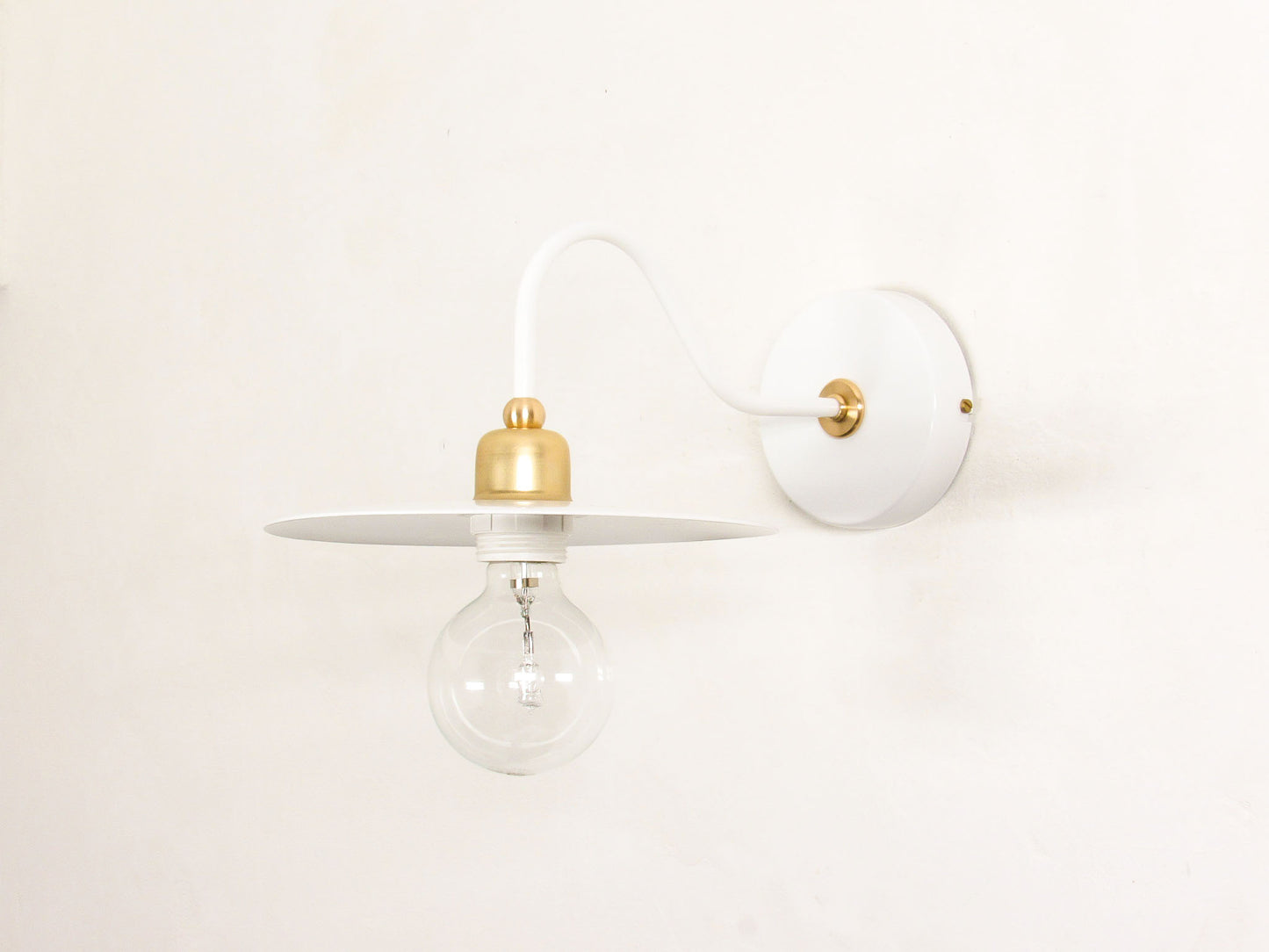 Modern wall-mounted light fixture with brass design - WHITE VERSION