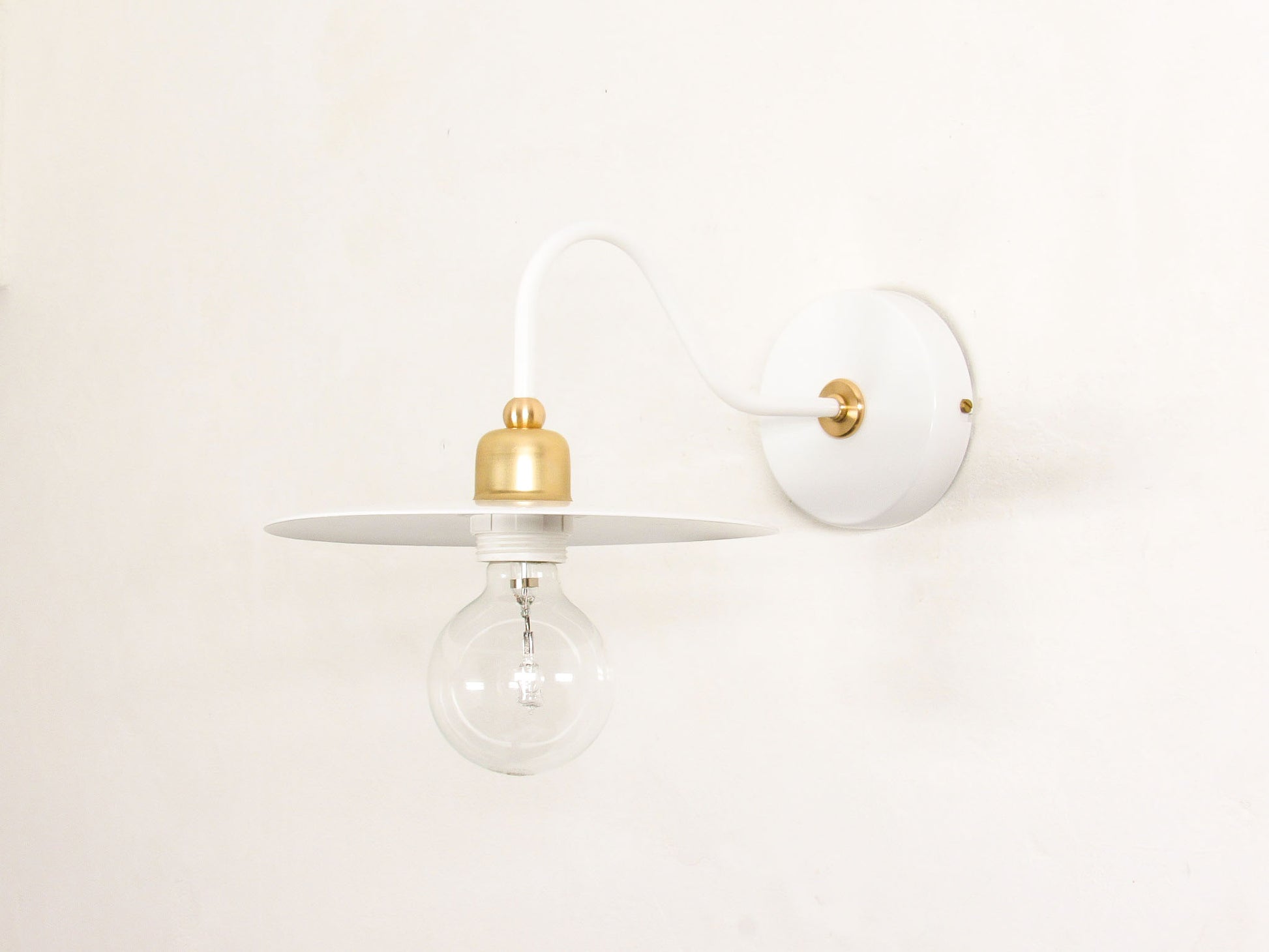 Modern wall-mounted light fixture with brass design - WHITE VERSION