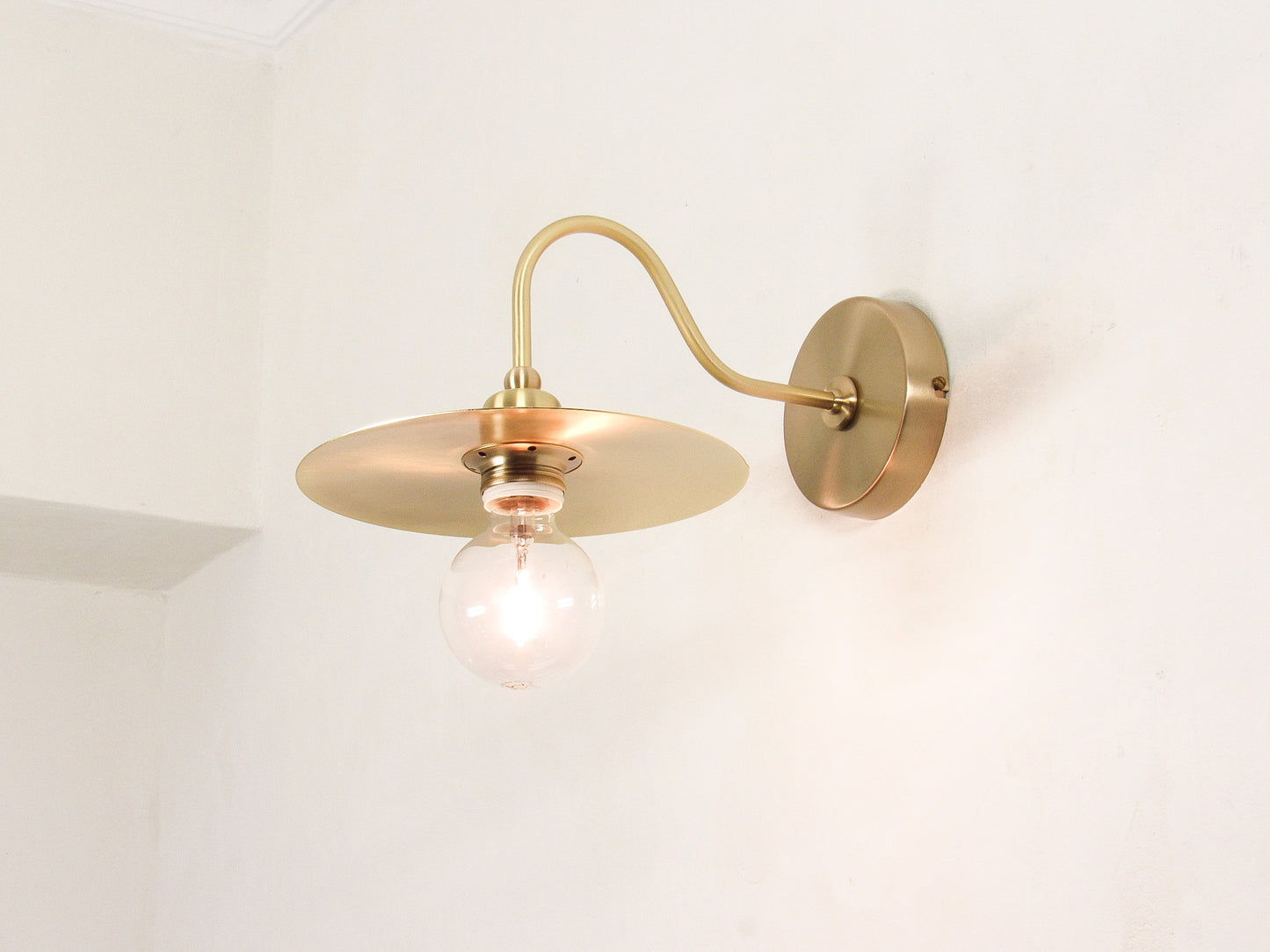 Modern wall-mounted light fixture with brass design - GOLD VERSION