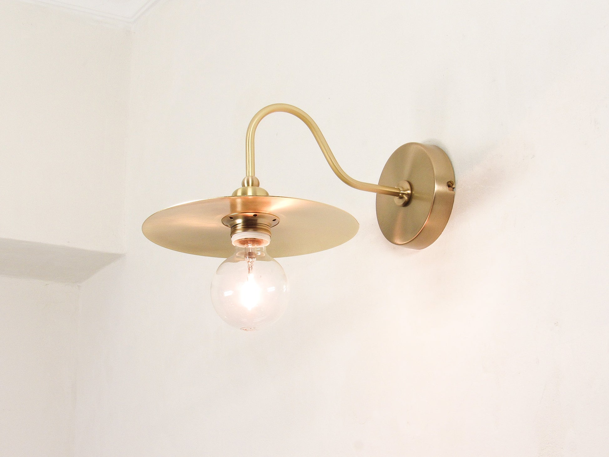 Modern wall-mounted light fixture with brass design - GOLD VERSION